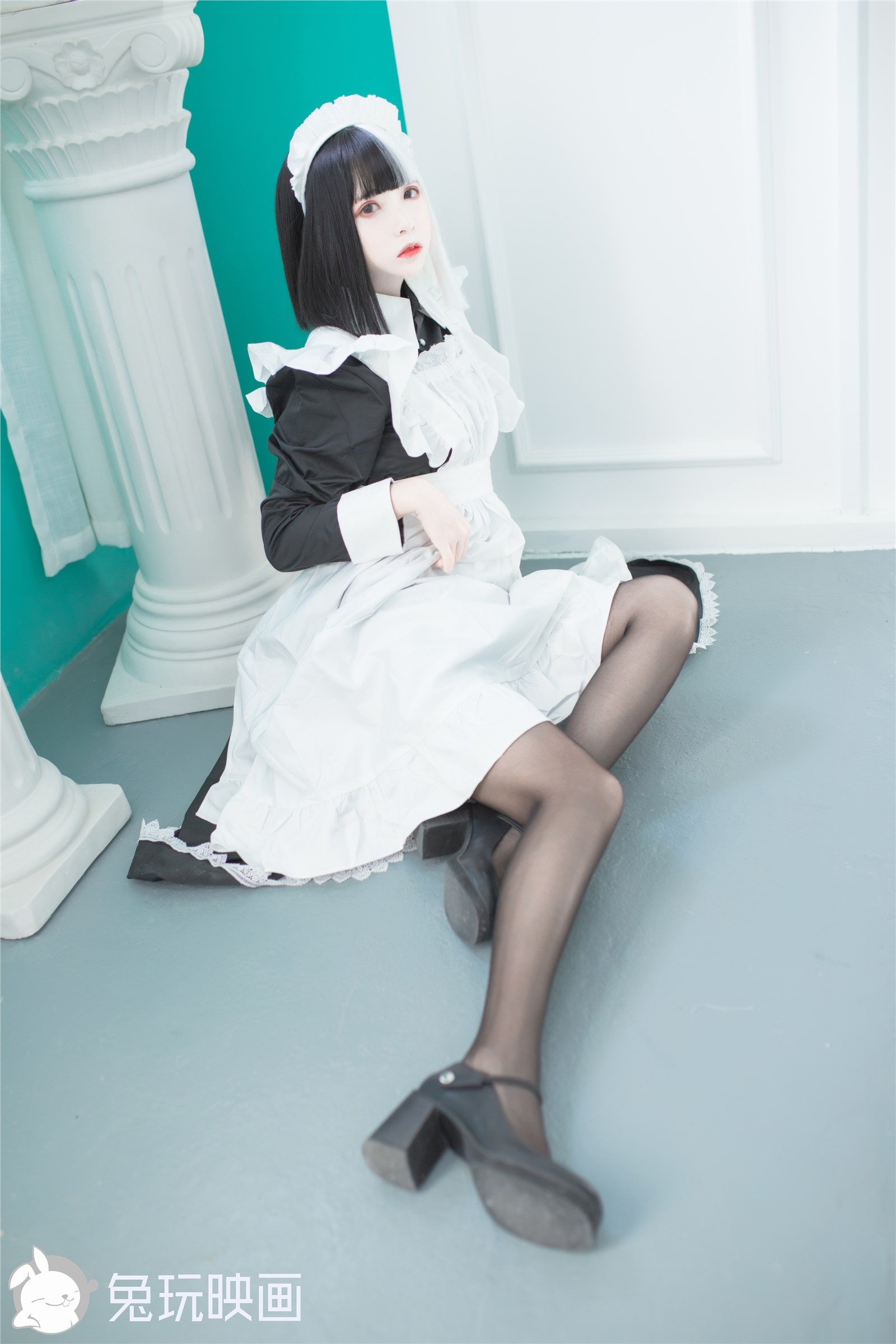 Rabbit Playing with Reflection VOL.073 Black and White Maid(11)